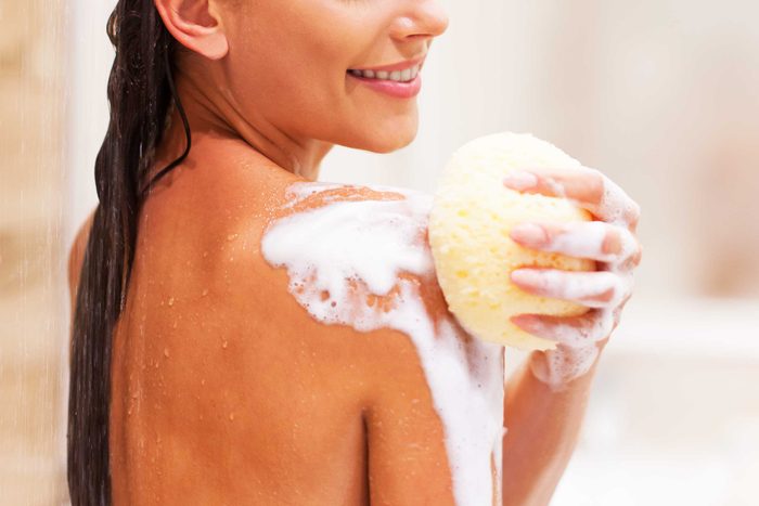 Les dermatologues recommandent d'hydrater votre peau en sortant du bain ou de la douche l'hiver.