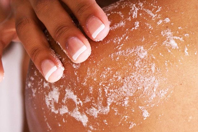 Les dermatologues recommandent de ne pas trop exfolier la peau en hiver.