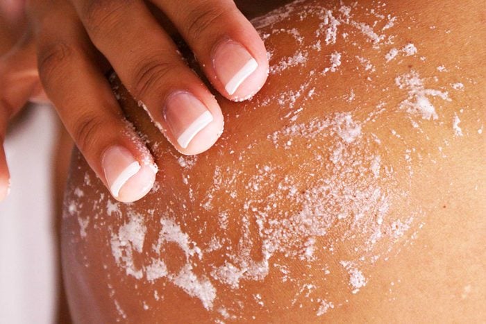 Les dermatologues recommandent de ne pas trop exfolier la peau en hiver.