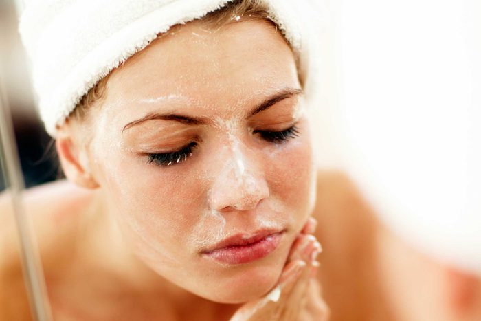 Si vous n'avez pas le temps de prendre une douche, utilisez un exfoliant pour rafraichir votre visage.