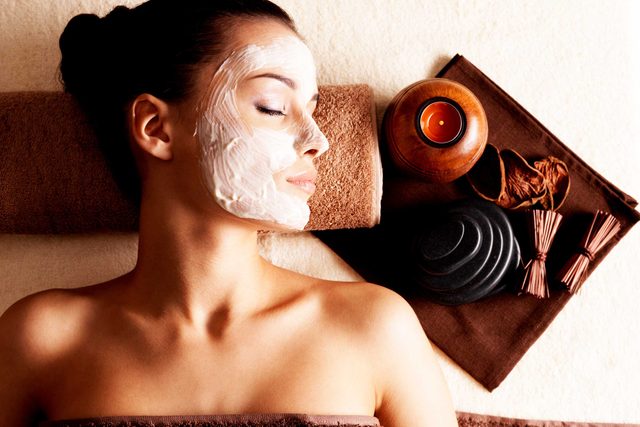 Les dermatologues conseillent d'utiliser un masque de nuit sur votre visage pour protger votre peau l'hiver.