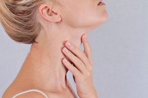 Si vous avez une bosse dans le cou, consultez vitre médecin, il peut s'agir d'un cancer de la gorge.