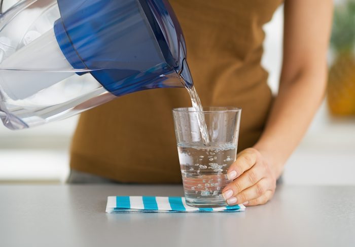 Soulevez votre gallon d'eau 4 fois avant de vous verser un verre d'eau pour renforcer les muscles de vos bras.