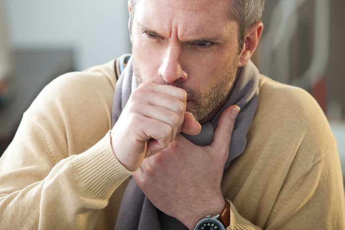 Tousser et cracher du sang peuvent être des symptômes associés au cancer de la gorge.