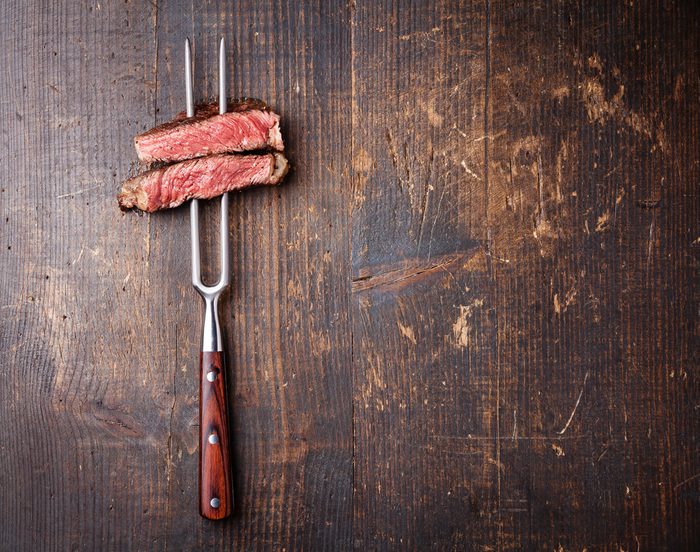 Après l'exercice, manger de la viande rouge pour renforcer vos muscles.