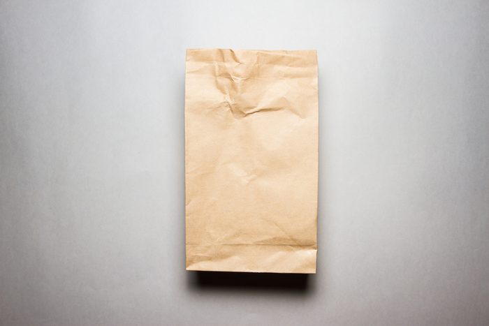 Arrêter le hoquet: parmi les trucs efficaces, respirer dans un sac de papier.
