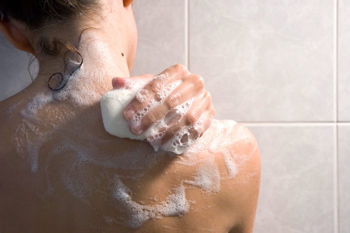 Inutile d'abuser de la douche: le fait de laver les parties malodorantes de votre corps suffisent.