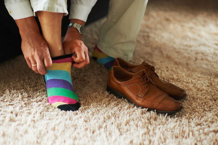 Symptômes de la sclérose en plaques : Vos chaussettes sont dépareillées