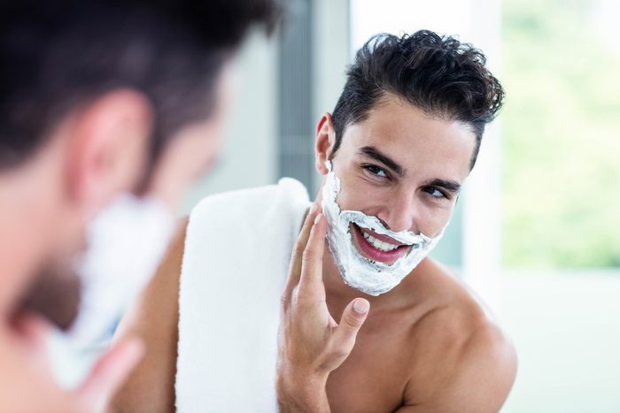 La crème à raser pour homme est un produit beauté qui peut être utilisé par les femmes.