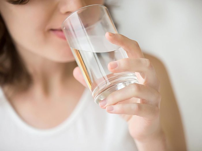 L'eau fait partie des boissons à privilégier pour perdre du poids.