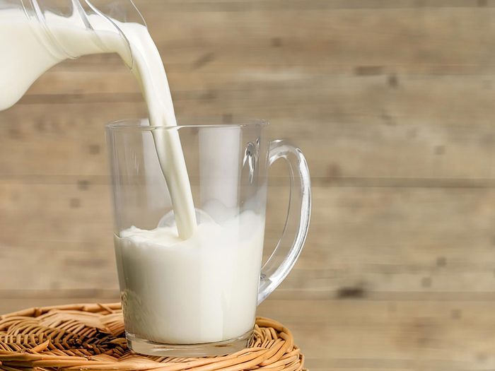 Le lait écrémé fait partie des boissons à privilégier pour perdre du poids.