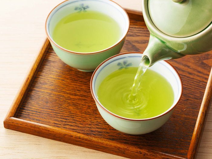 Le thé non sucré fait partie des boissons à privilégier pour perdre du poids.