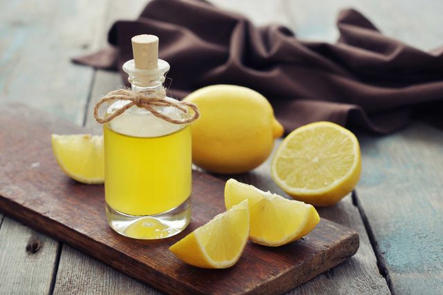 Lhuile essentielle extraite de zestes de citron est  la fois antiseptique et antimicrobienne