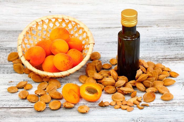 L'huile de noyau d'abricot favorise la régénération des cellules cutanées