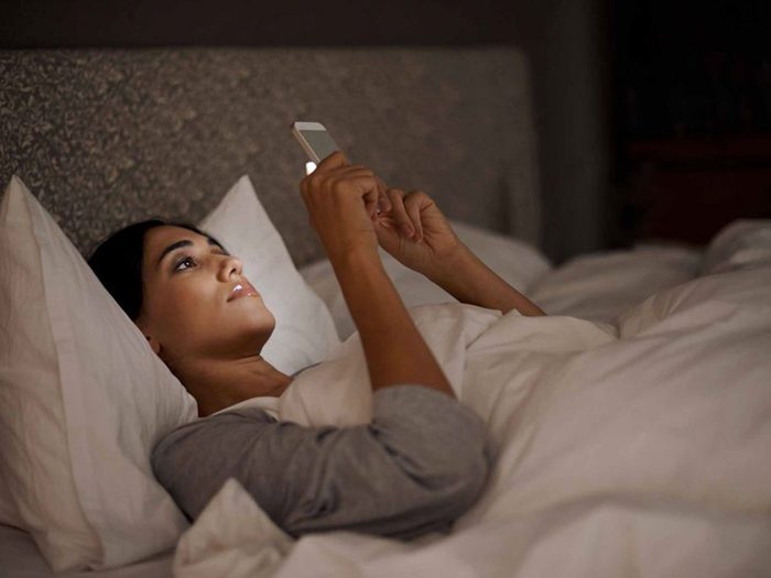 Pour éviter de devoir vous rendormir, laissez votre téléphone à l’écart.