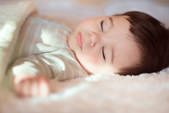 Coucher votre enfant plus tôt peut l'aider à avoir un meilleur sommeil.