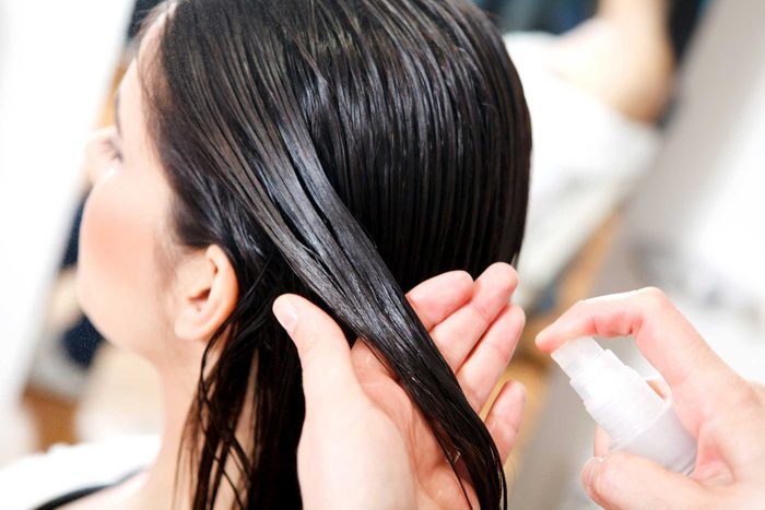 Protégez vos cheveux des agressions avec un revitalisant spécialement conçu.