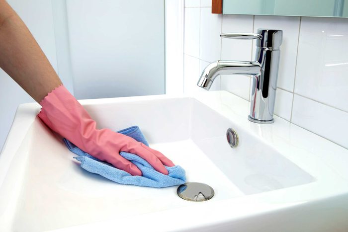 Devenir adulte: nettoyer la salle de bain en profondeur.