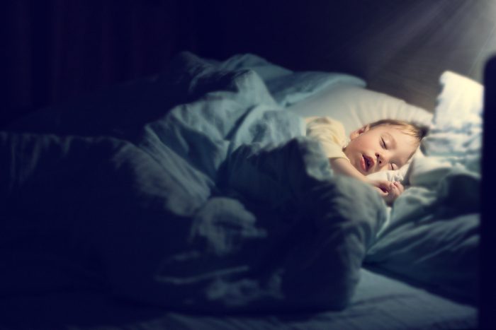 Laisser votre enfant faire la sieste vous aidera à le mettre au lit plus tôt.