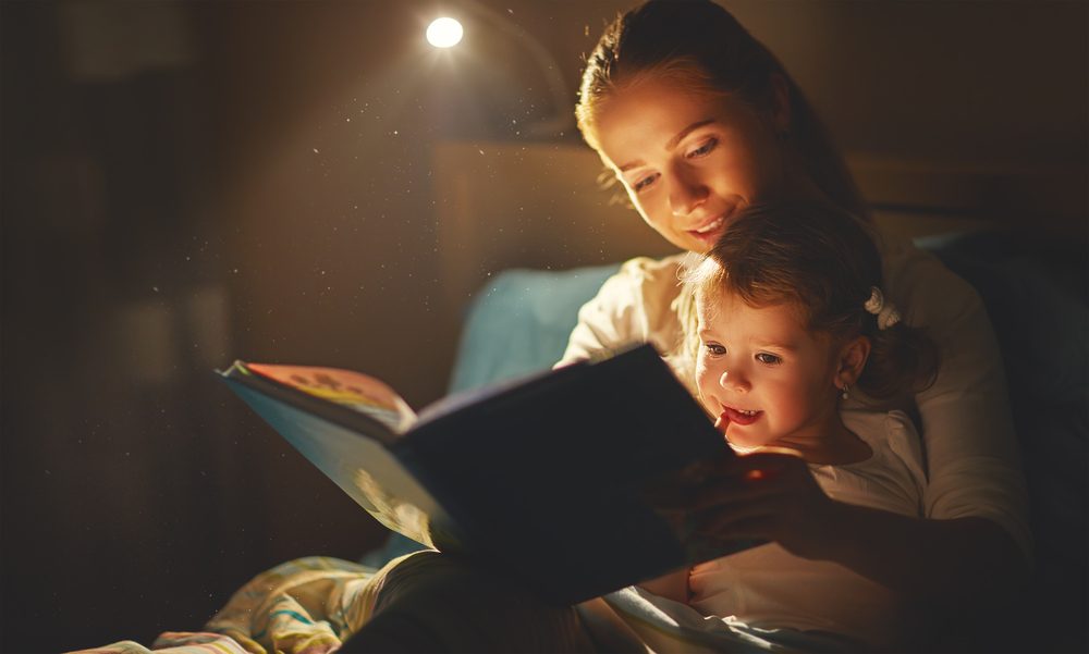 Apaisez votre enfant avec une lecture avant de le mettre au lit.