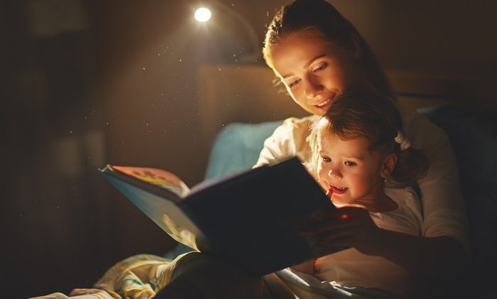 Apaisez votre enfant avec une lecture avant de le mettre au lit.