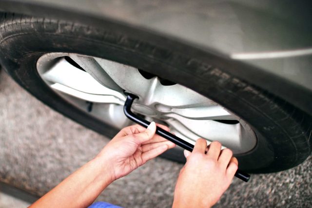 Devenir adulte: changer un pneu.
