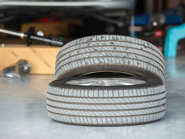 Considrez les pneus moins rcents avant d'acheter des pneus.