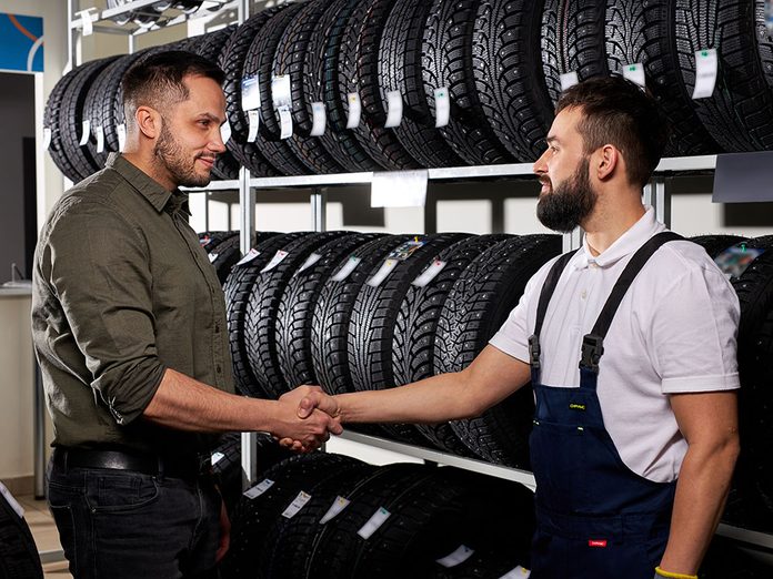 Choisir le bon vendeur pour acheter des pneus.