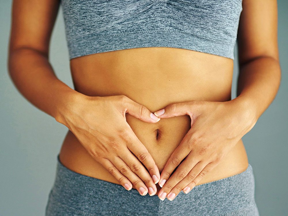 Le gonflement abdominal fait partie des symptômes du cancer des ovaires.