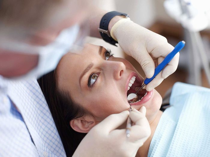 Des problèmes dentaires peuvent signaler un reflux gastro-œsophagien.
