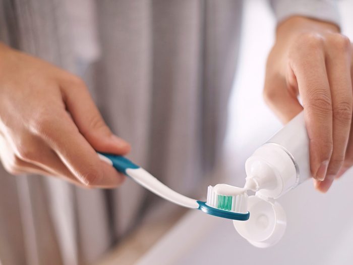 Mauvaise haleine: une personne se brosse les dents.