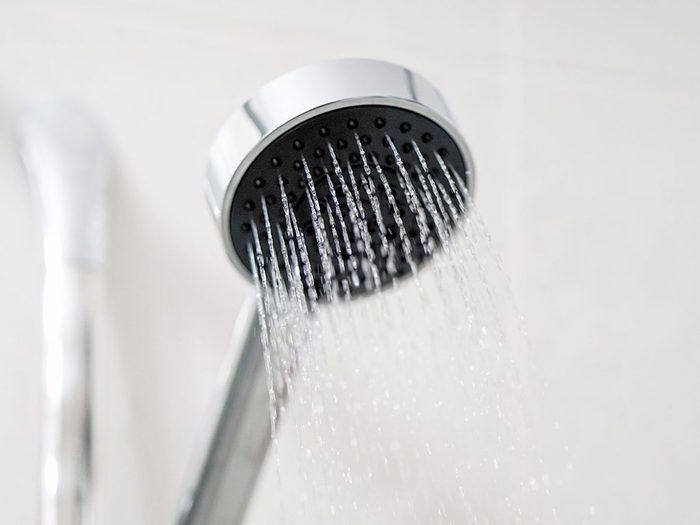 La douche peut aider à repasser sans fer à repasser.