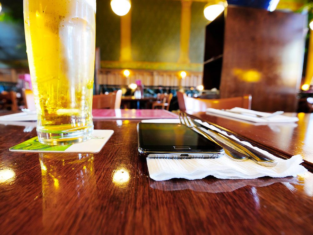 Ne laissez pas votre téléphone sur la table quand vous êtes au restaurant.