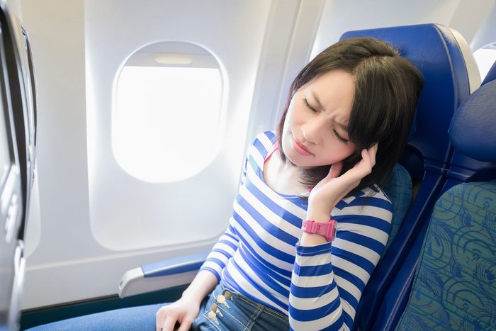 Voyage en avion : comment garder ses yeux hydratés