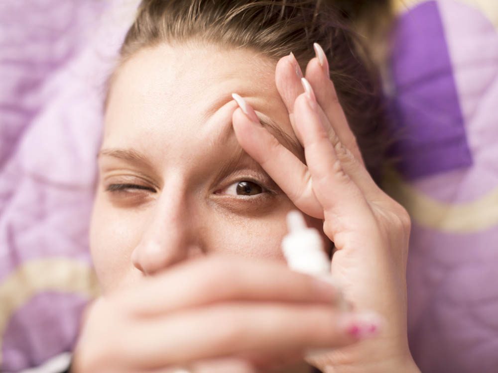La sécheresse des yeux est un symptômes associés à l'arrivée de la ménopause.