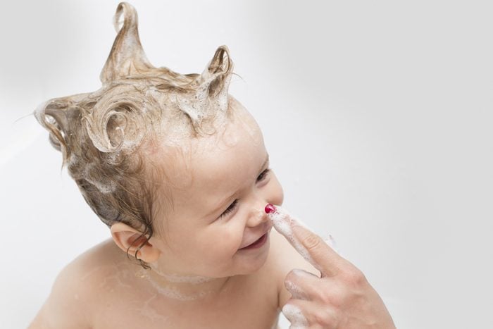 Le shampoing pour bébé vous aidera à nettoyer vos vêtements