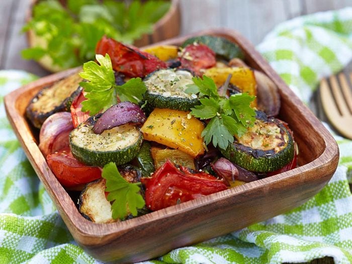 Recettes méditerranéennes à essayer: salade de légumes grillés.