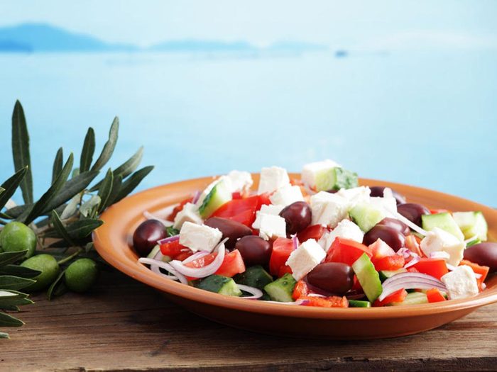 Recettes méditerranéennes à essayer: salade grecque.