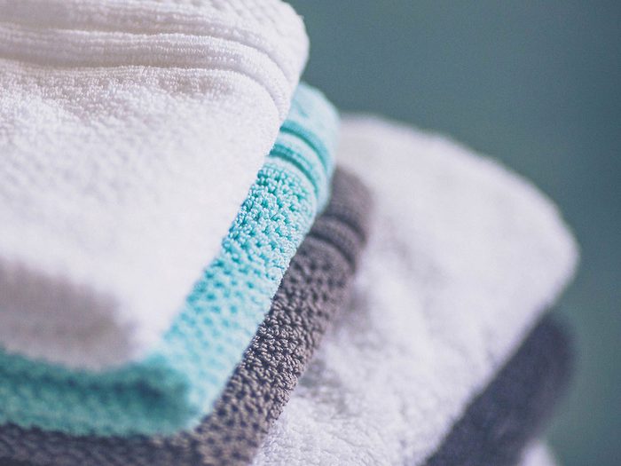 Ménager la literie et les serviettes fait partie des règles de savoir-vivre.