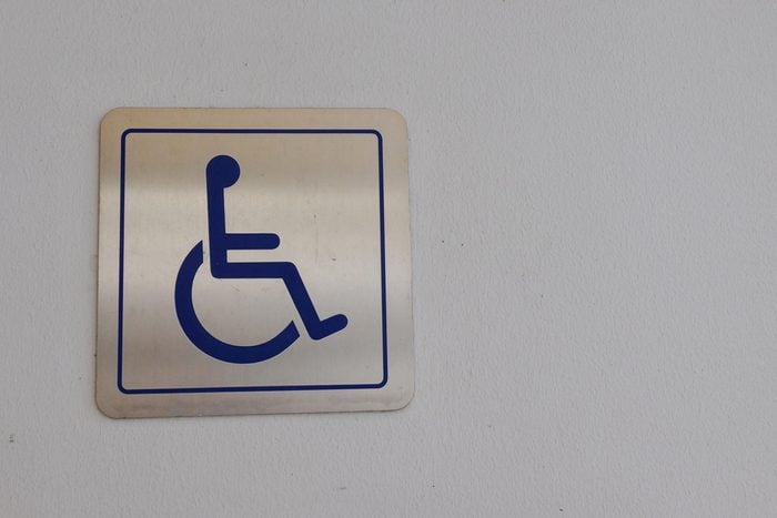 N’allez pas dans la cabine pour personnes handicapées.
