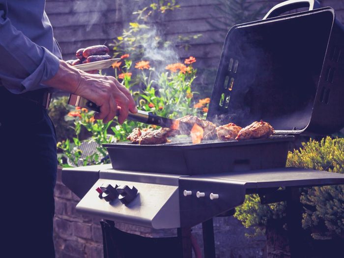 Truc pour le barbecue: évitez de trop retourner les aliments.