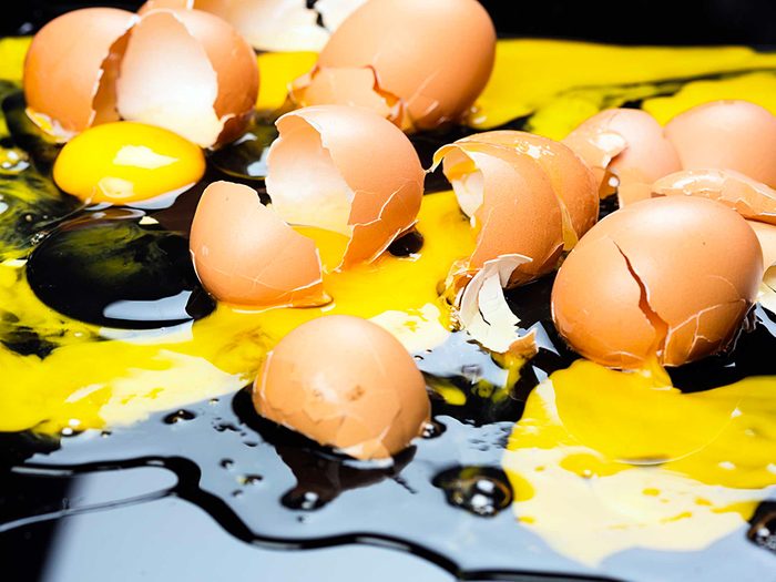 Urgence: vous êtes en train de cuisiner et quelques œufs s'écrasent par terre.