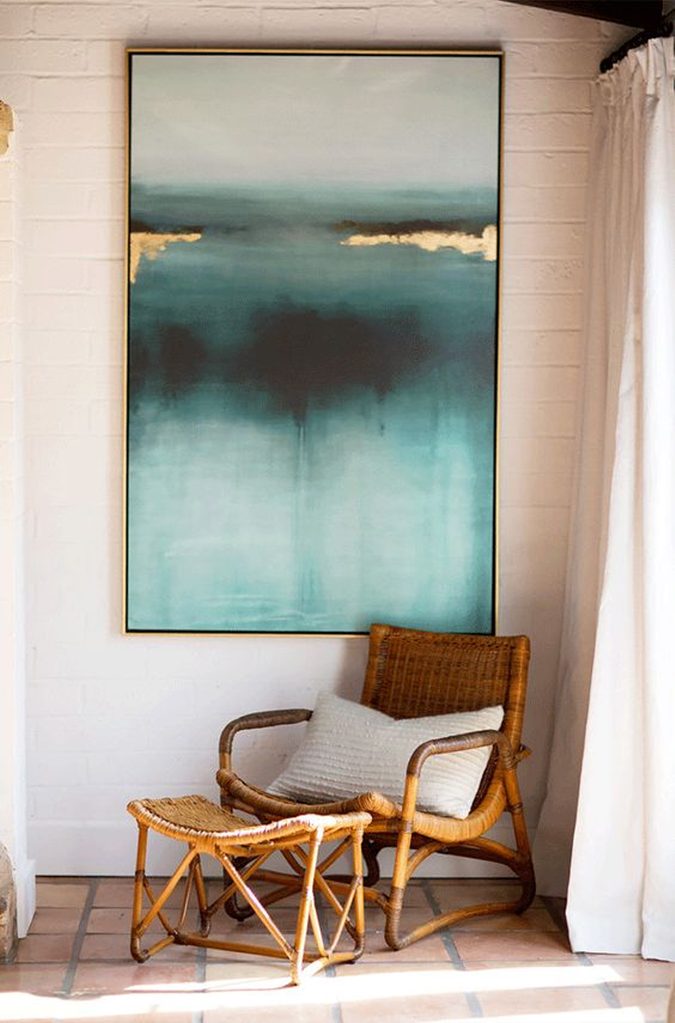 Si vous n’avez pas beaucoup d’espace, optez pour un simple rideau qui permet d’isoler votre oasis de détente du reste du salon.