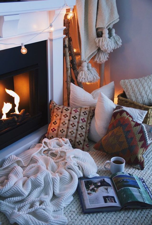 Mettez des coussins et des couvertures par terre et installez quelques guirlandes de lumires pour crer une ambiance chaleureuse.