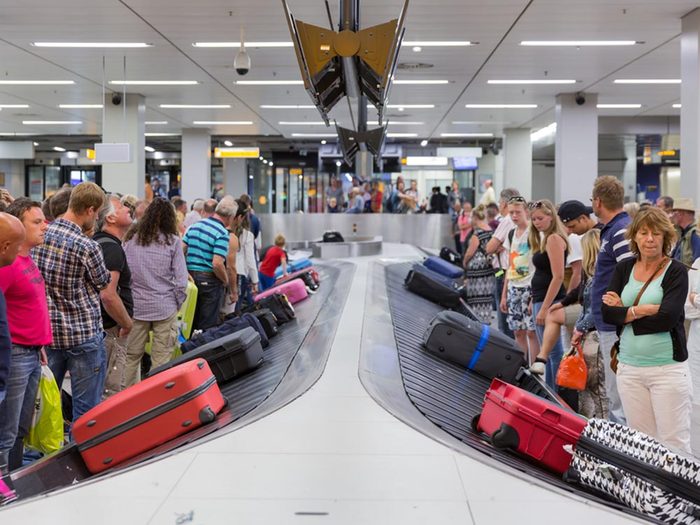 Aéroport: évitez d'encombrer le carrousel à bagages.