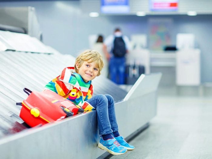 Aeroport: Si vous voyagez avec un enfant et qu'un autre parent en a la garde, n'oubliez pas la lettre de consentement.