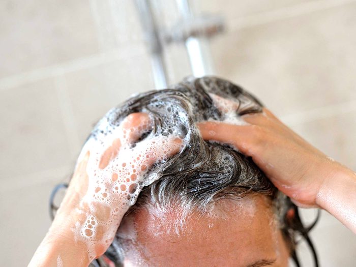 Cheveux gras: espacez vos shampooingsé
