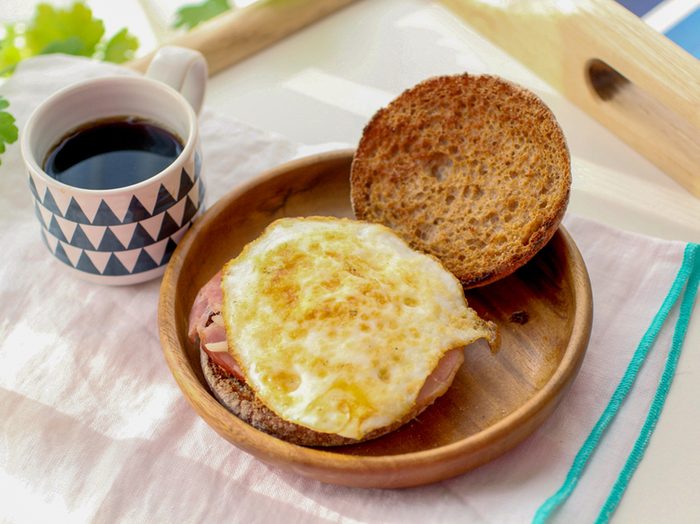 Une recette de muffin anglais aux œufs et saucisses pour un déjeuner faible en calories.
