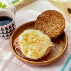 Muffin anglais aux œufs et saucisses (recette santé)