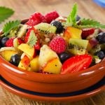 Salade sucrée aux fruits rouges et pacanes